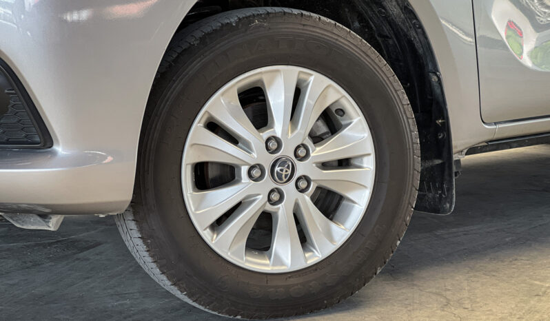 Toyota Hilux Revo DCab 2.4 E MT 2018 full